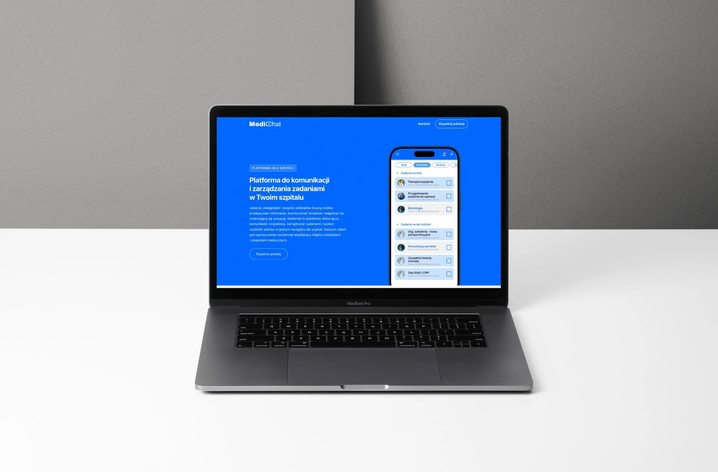 medichat.com.pl — projekt strony internetowej, mockup macbook scena biurko