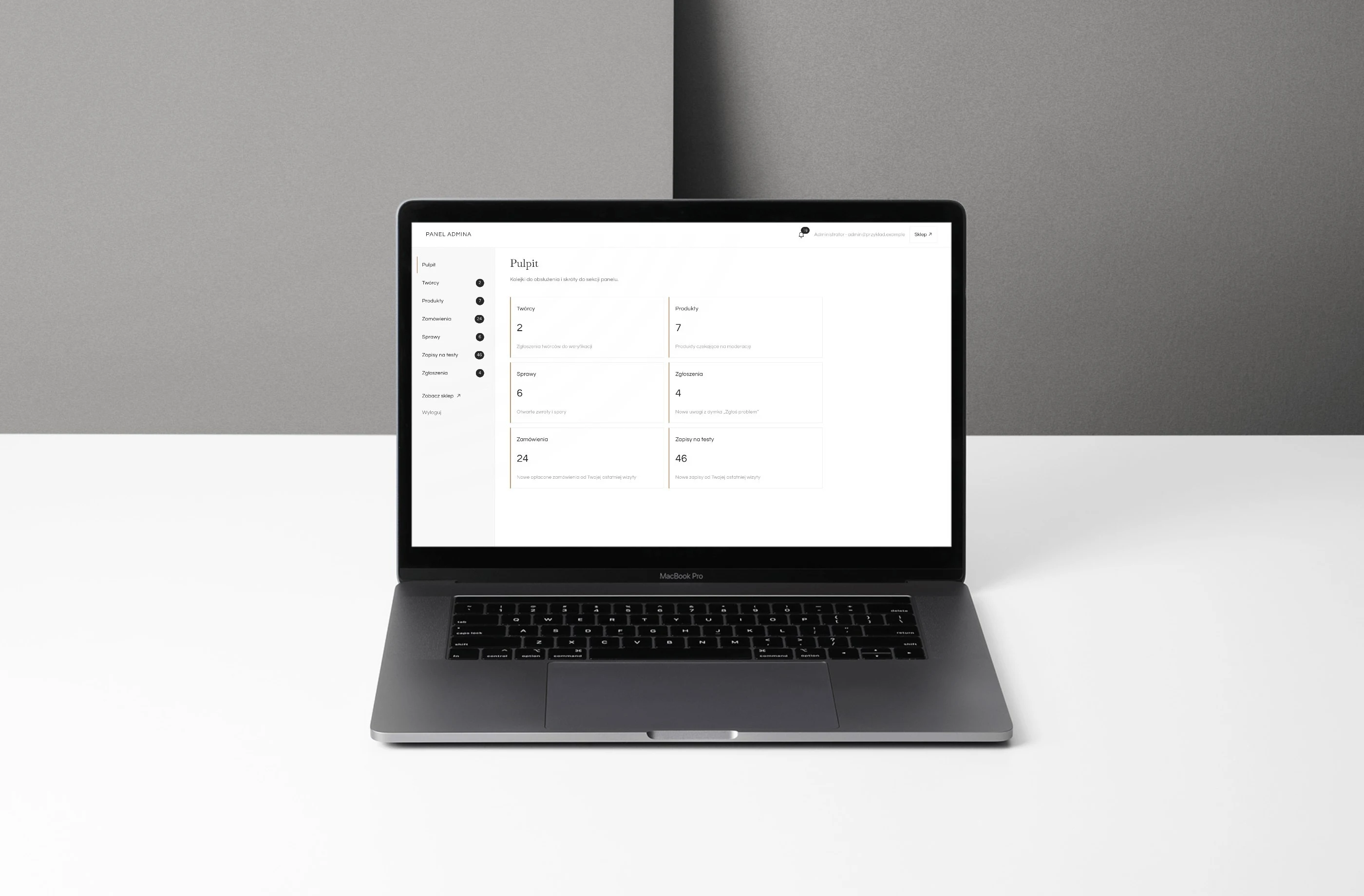 Panel administratora Slightly na MacBooku: pulpit z kolejkami twórców, produktów i spraw do obsługi