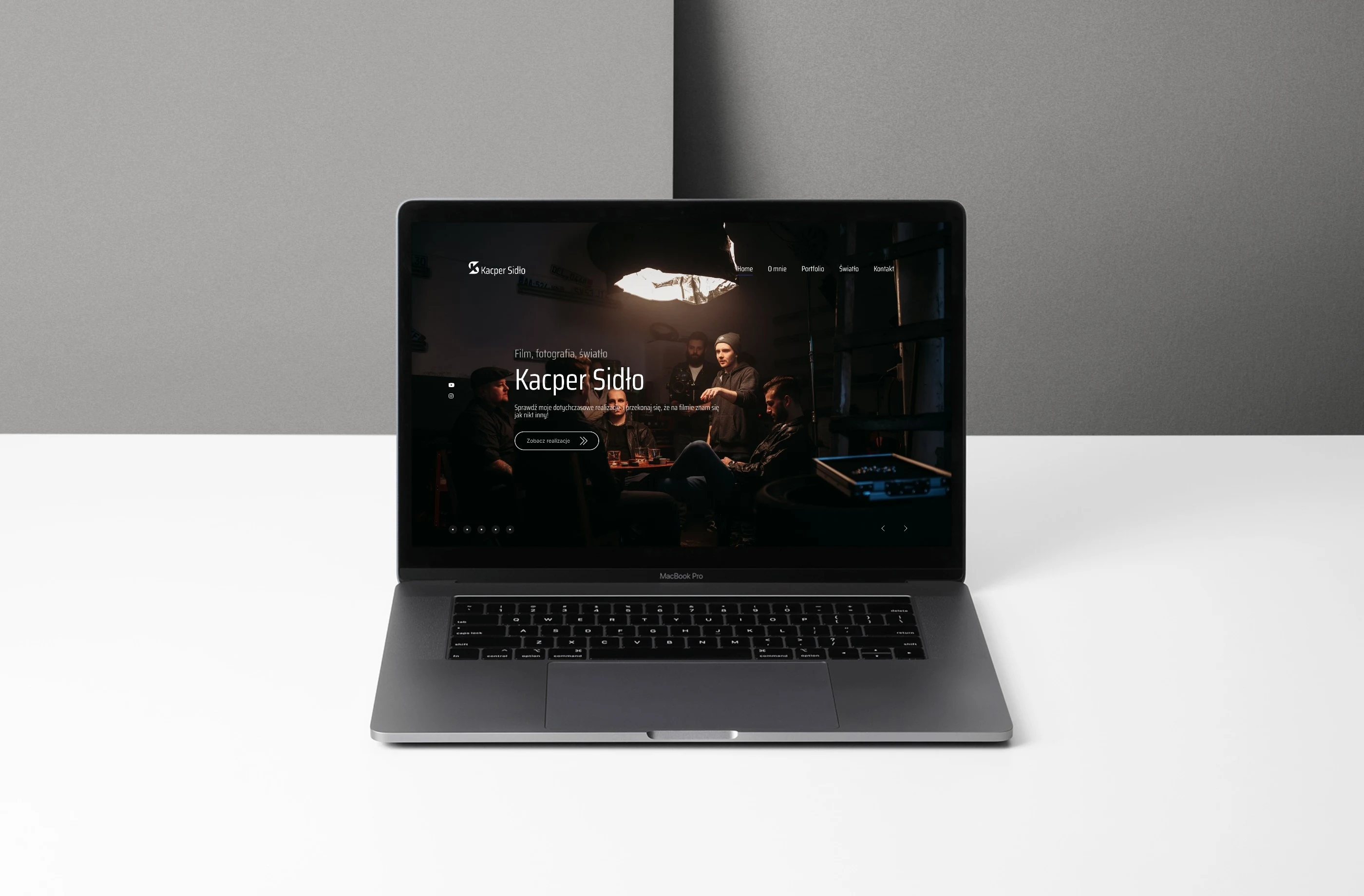 Kacper Sidło — strona główna na MacBooku: pełnoekranowy kadr z planu i hasło „Film, fotografia, światło”