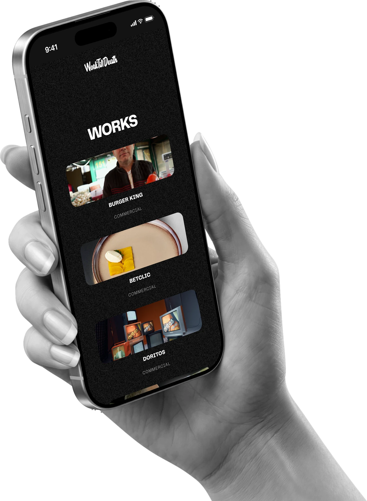 Telefon w dłoni z listą realizacji Work Till Death