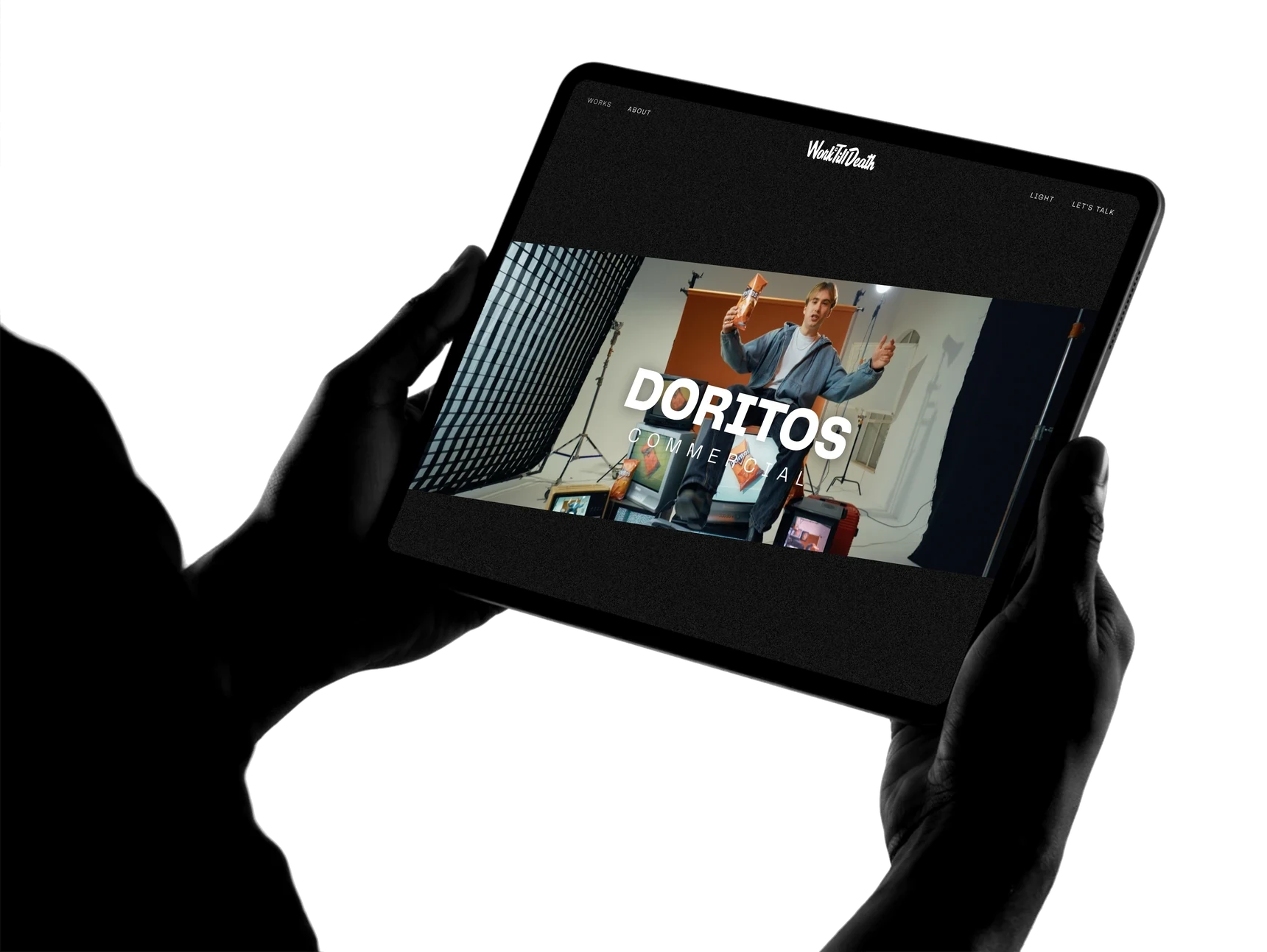 Tablet w dłoniach ze stroną Work Till Death